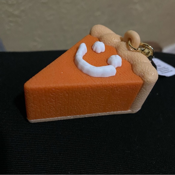 Bath and body works pumpkin pie slice hand sanitizer holder - Picture 2 of 2